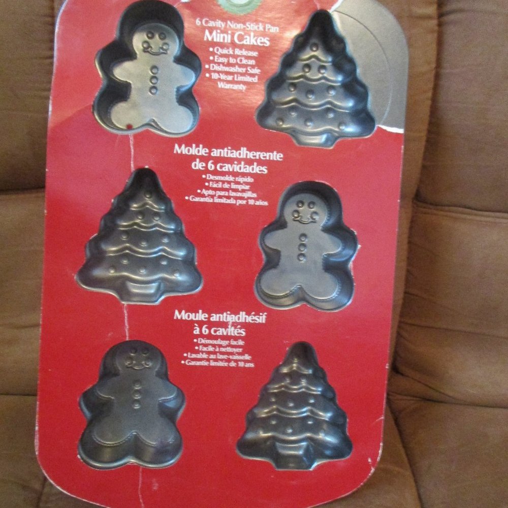 WILTON MINI CAKE PAN Christmas Molds CHRISTMAS TREES AND GINGERBREAD V…